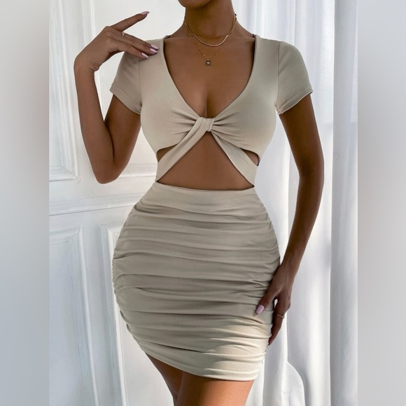 ❤️NWT❤️ Twist Front Cutout Ruched Dress - Size XS - Picture 3 of 6